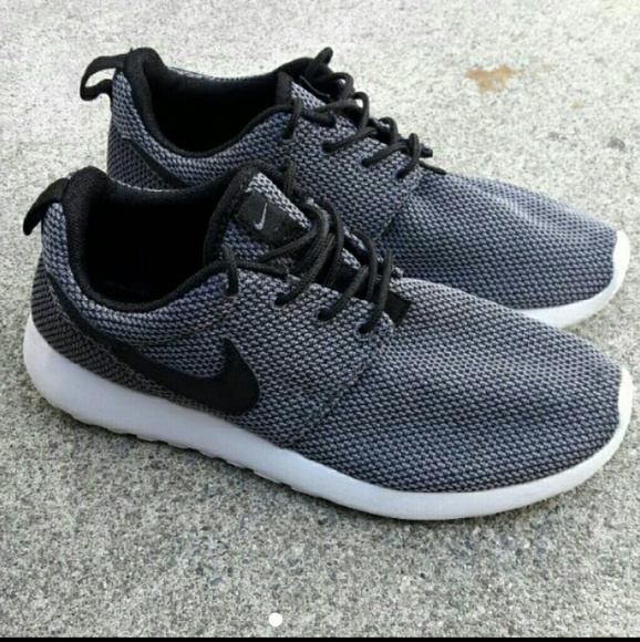 Nike Shoes - Nike roshes