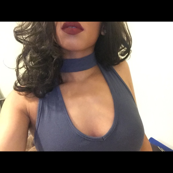 Choker crop top