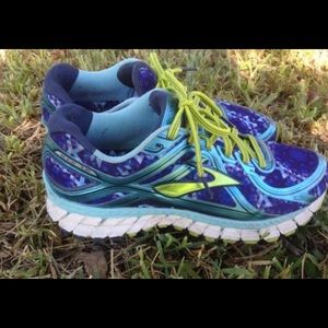 Womens Brooks size 10
