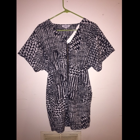 ❤️Chic black & white zip up dress w/ back detail!