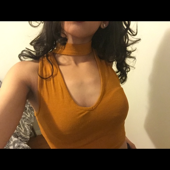 Choker crop top