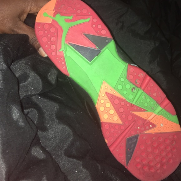 like new 7Y. jordans - Picture 2 of 3