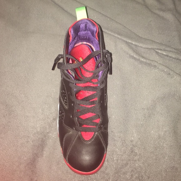 like new 7Y. jordans - Picture 3 of 3