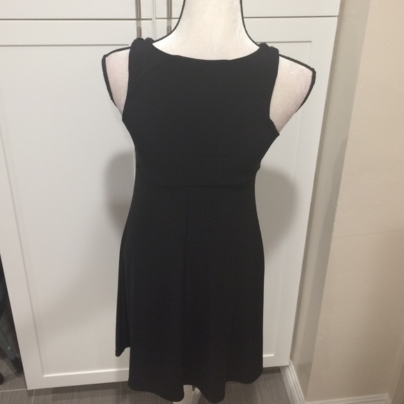 Beautiful low cut sleeveless dress - Picture 2 of 4