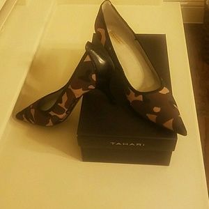 Tahari Dottie Pump