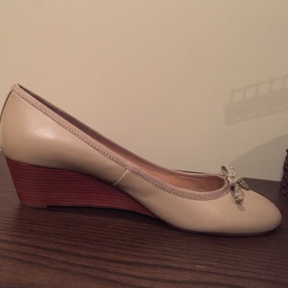 Tory Burch taupe wedge, size 9. - Picture 2 of 4