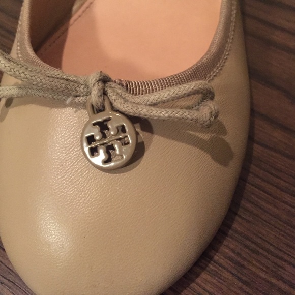Tory Burch taupe wedge, size 9. - Picture 3 of 4