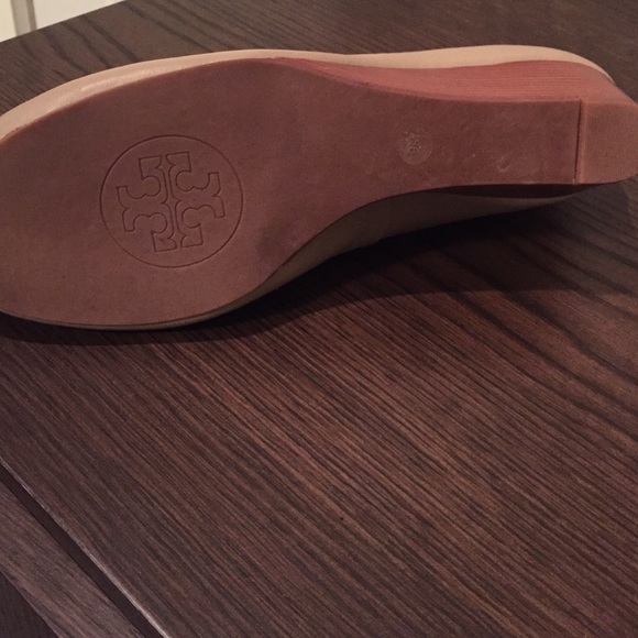 Tory Burch taupe wedge, size 9. - Picture 4 of 4
