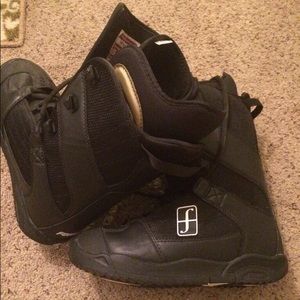 Men's black Forum snowboarding boots