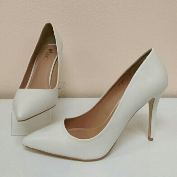 size 10s white classic pumps