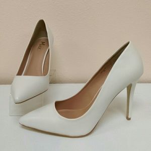 size 10s white classic pumps