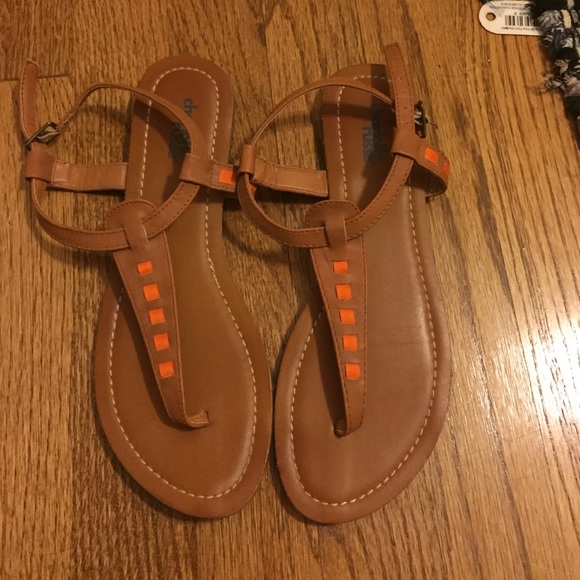 Simple sandals with orange design