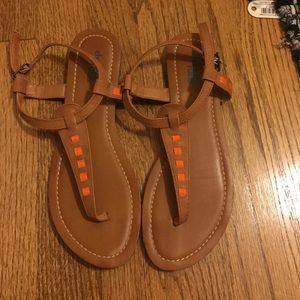 Simple sandals with orange design