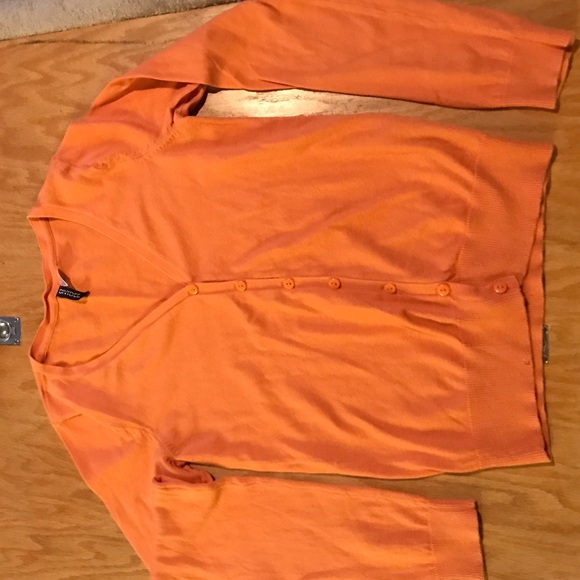 Beautiful pumpkin color sweater.
