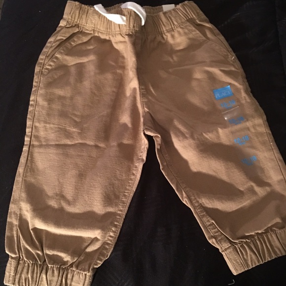 The children place Joggers khaki