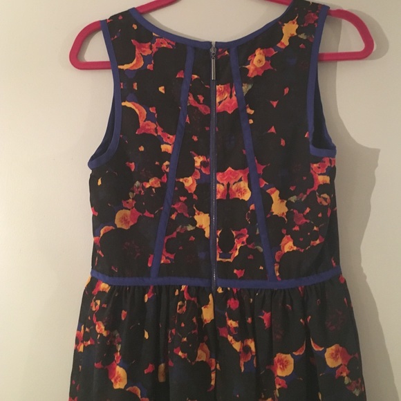 Abstract floral fit&flare dress - Picture 3 of 4