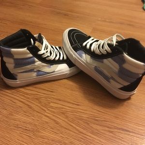 Purple/white checkered high top vans.