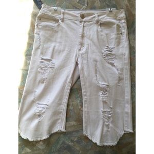 Cute 'distressed' white jean shorts, NWT