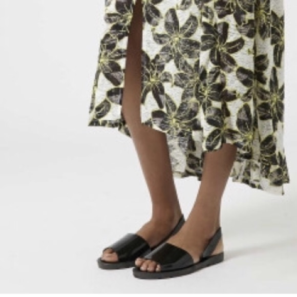 Black jelly sandals
