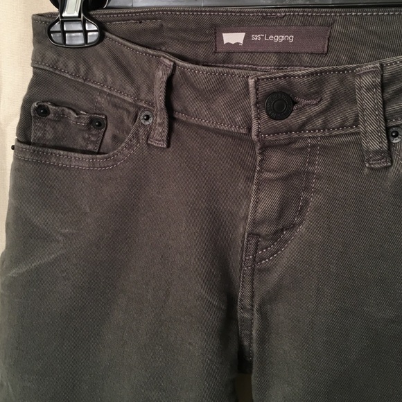 Levi's - Picture 2 of 4