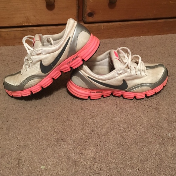 Nike Shoes - Women's 9.5 Nike dual fusion