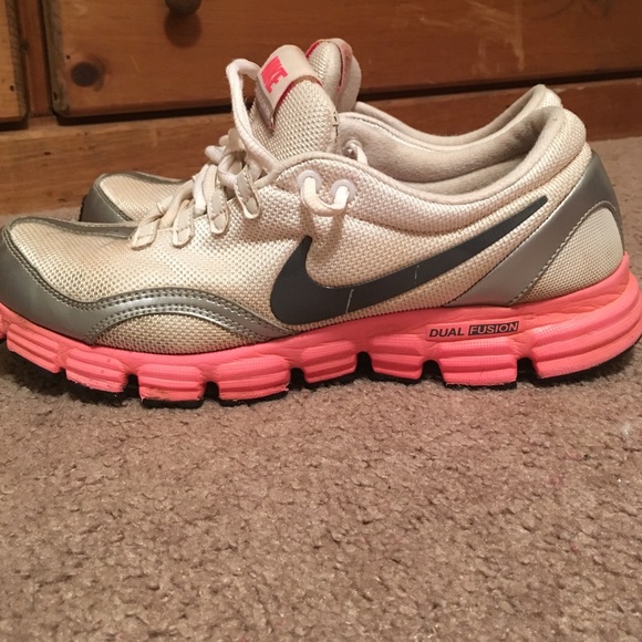 Women's 9.5 Nike dual fusion - Picture 4 of 4
