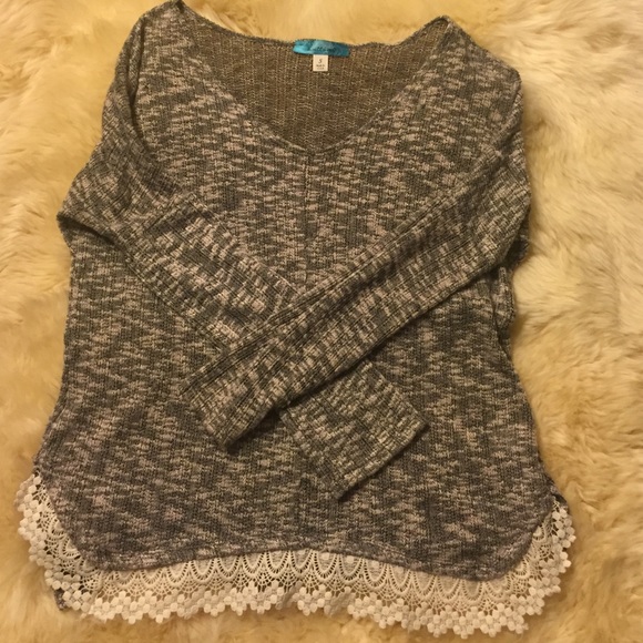 Francesca's Collections Sweaters - Long-sleeved Sweater