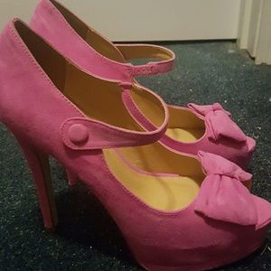Pink bow pumps