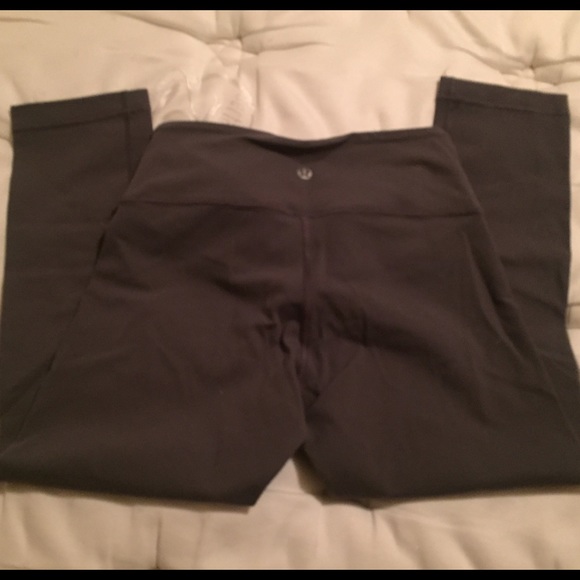 Lulu Lemon Winder Under Crops - Picture 2 of 3