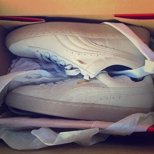 Never Worn Men's Puma-but will fit 9-91/2 in women