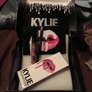 Kylie Lipkit Smile Never Worn !!