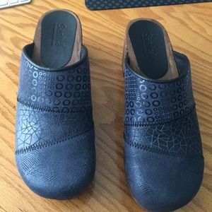 Sanita navy clogs