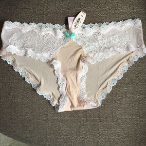 VS Hipkini with Iridescent Lacing