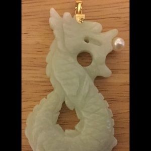 14K YG CARVED JADE DRAGON PENDANT W/5.4 MM PEARL