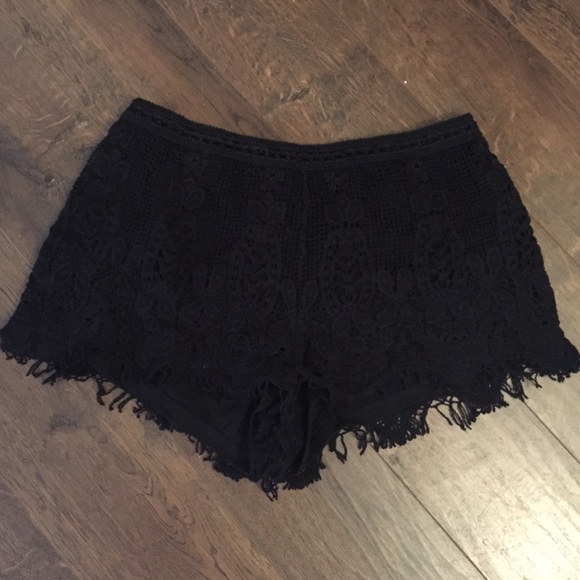 Embroidered black shorts - Picture 1 of 3