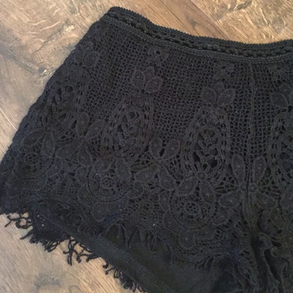 Embroidered black shorts - Picture 2 of 3