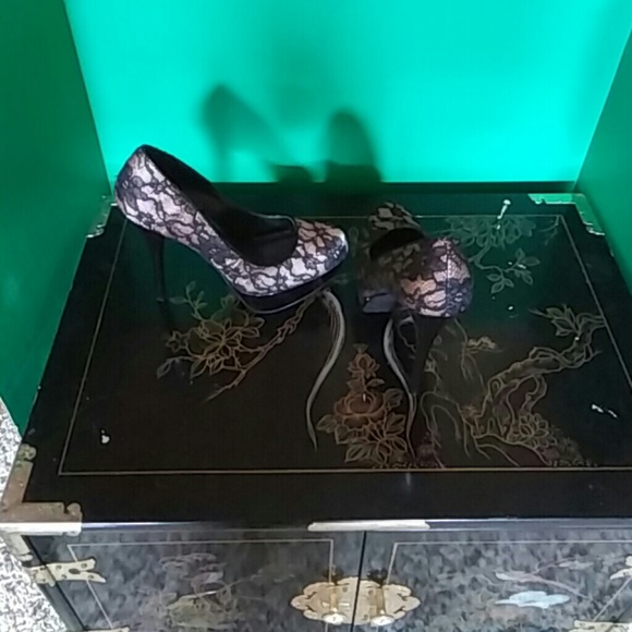 Lace pumps - Picture 1 of 3