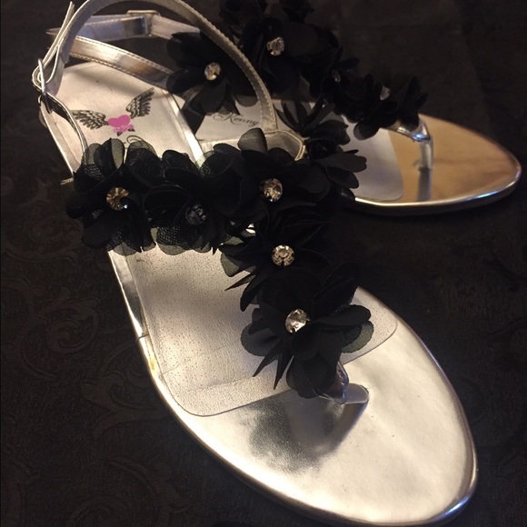 PENNY LOVES KENNY FLOWER SANDALS - Picture 1 of 4