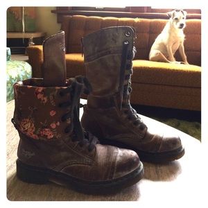 Dr. Martens Triumph 1914 Women's Lace-Up Boots