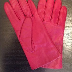 Red isotoner leather gloves