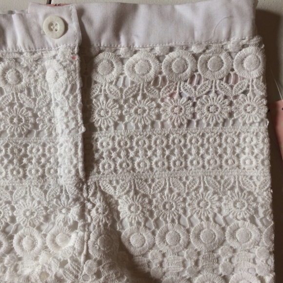 Celebrity Pink White Lace Overlay Shorts New - Picture 2 of 3