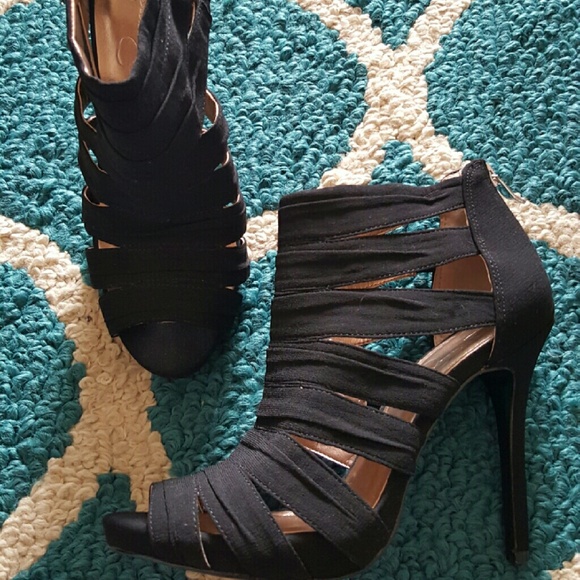 Jessica Simpson sexy black strappy heels - Picture 3 of 4