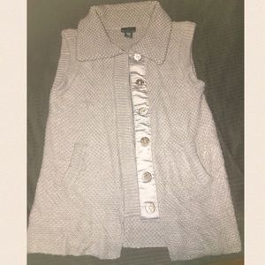Apostrophe sweater vest