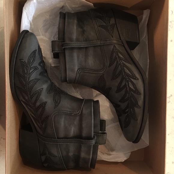 Joie Ajax Leather Bootie. Black. Size 37.5 - Picture 4 of 4