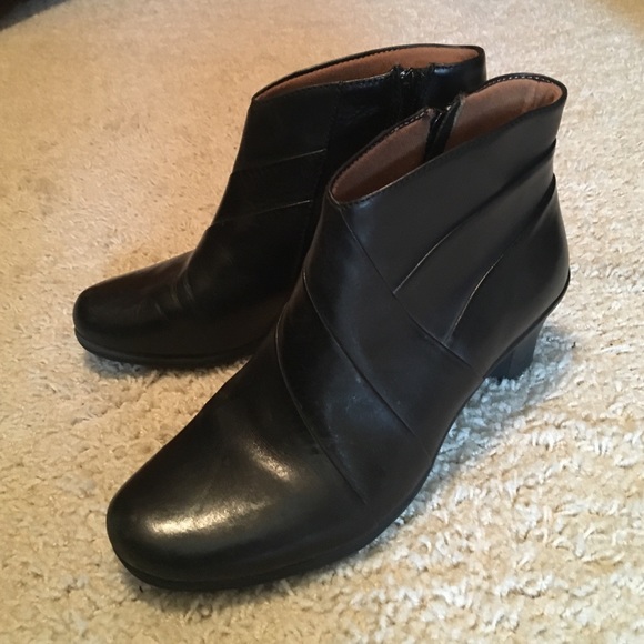 Earth Spirit Classics black leather ankle bootie