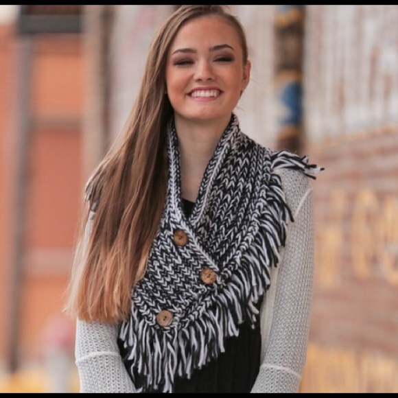 🌲Khaki only one left🌲soft knit button scarf - Picture 4 of 4