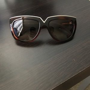 💯 Authentic Valentino Sunglasses, made in Italy.