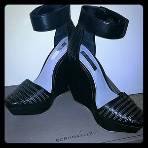 💟like new💟BCBG MAX AZRIA *Austin* wedge