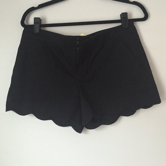 Club monaco scallop edge shorts