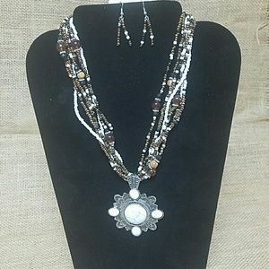 Beige medallion necklace set
